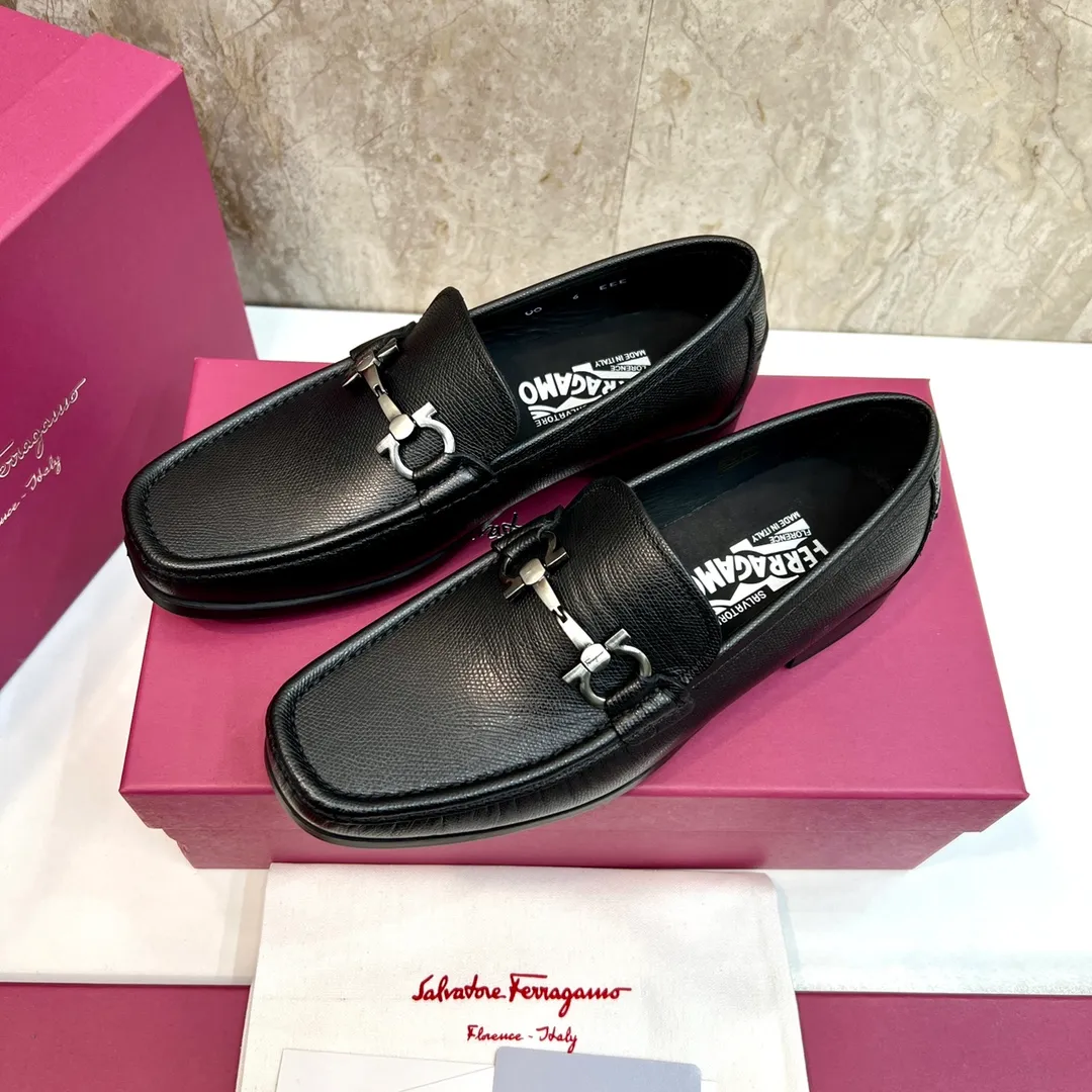 Original quality P780 Brand: Ferragamo Standard size: Men's size 39–44 (38.45 can be customized) Grade: Same style as the official website High-quality men's shoes Material: Customized first-layer calfskin with water-dyed cowhide lining Cowhide tiptoe Original non-slip and wear-resistant rubber outsole Style category: Men's formal business leather shoes are young and fashionable European and American trends British style Casual matching and comfortable feet Color: actual picture